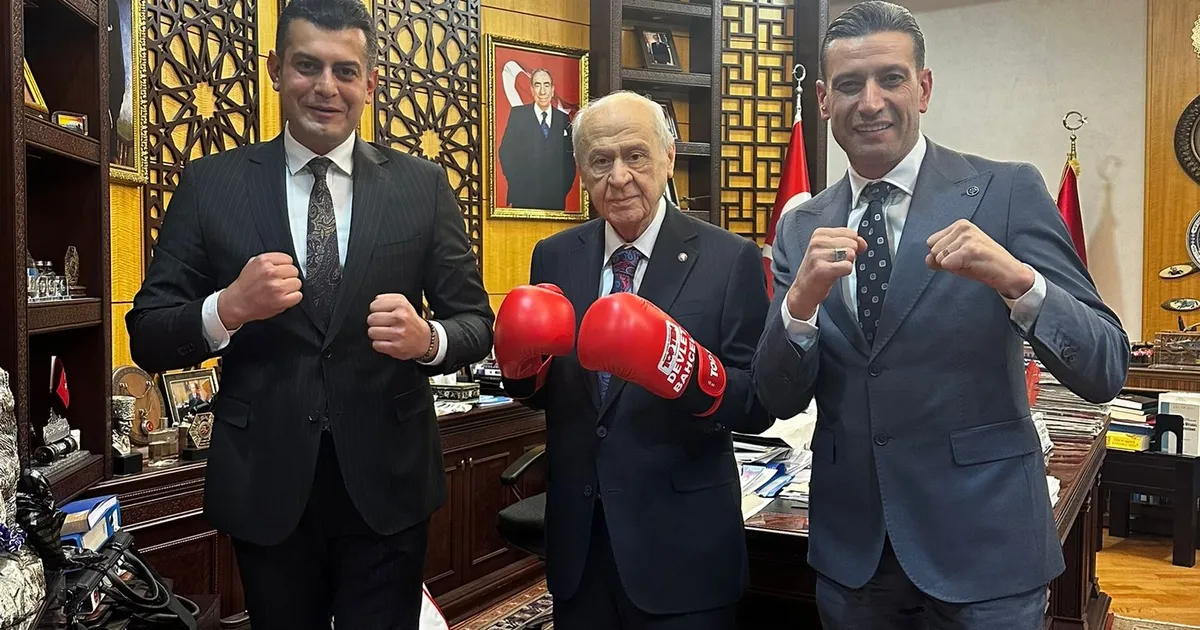 Bahçeli ‘boks eldivenli’ poz!