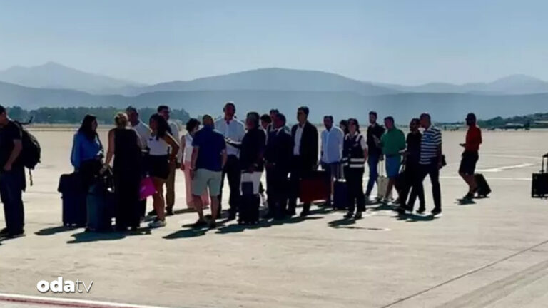 bakan-mehmet-nuri-ersoy-ucak-sirasinda-gESZ99Cw.jpg