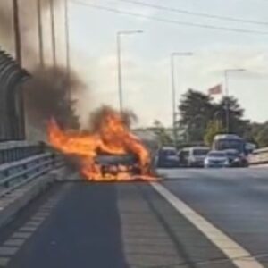 istanbulda otomobil alev alev yandi HzCe3mjt