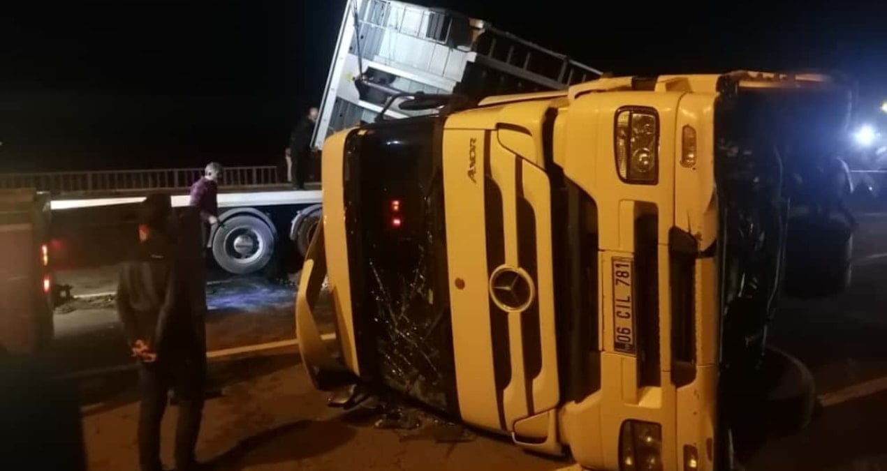 karadeniz sahil yolunda tir devrildi FFQjEUBL