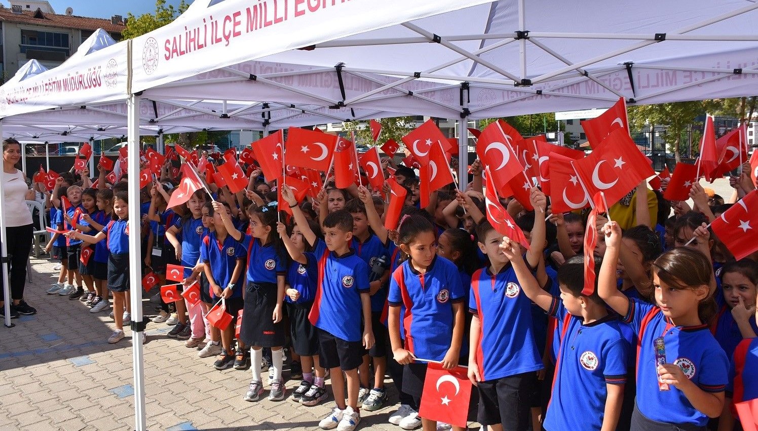salihlide ilkogretim haftasi kutlandi 9hEdkbPj