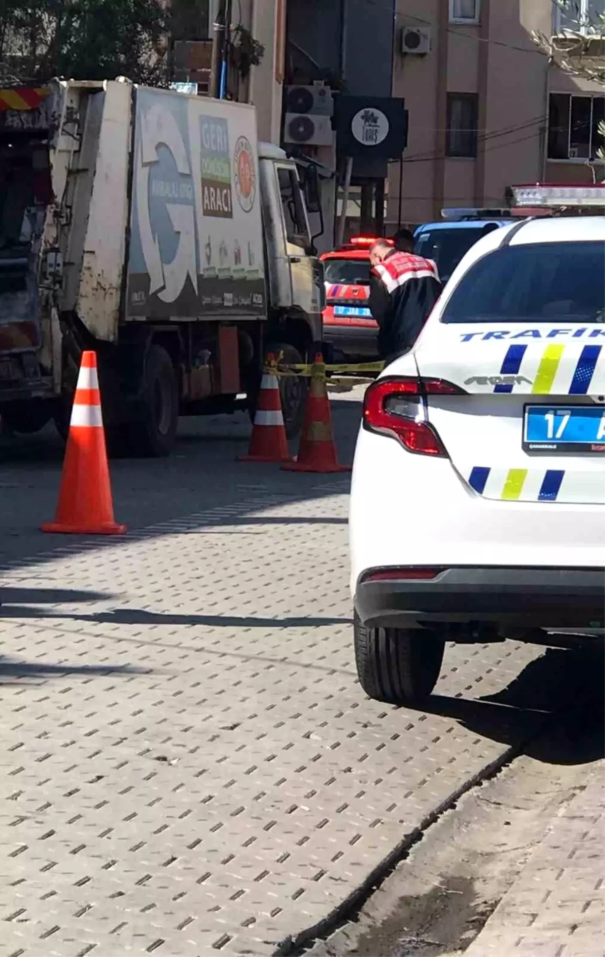 canakkalede yasli adam kamyonun carpmasi sonucu hayatini kaybetti 5nfmuhlg