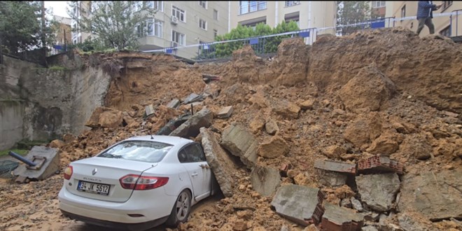 istanbulda istinat duvari araclarin uzerine coktu NOsH6iqz.jpg