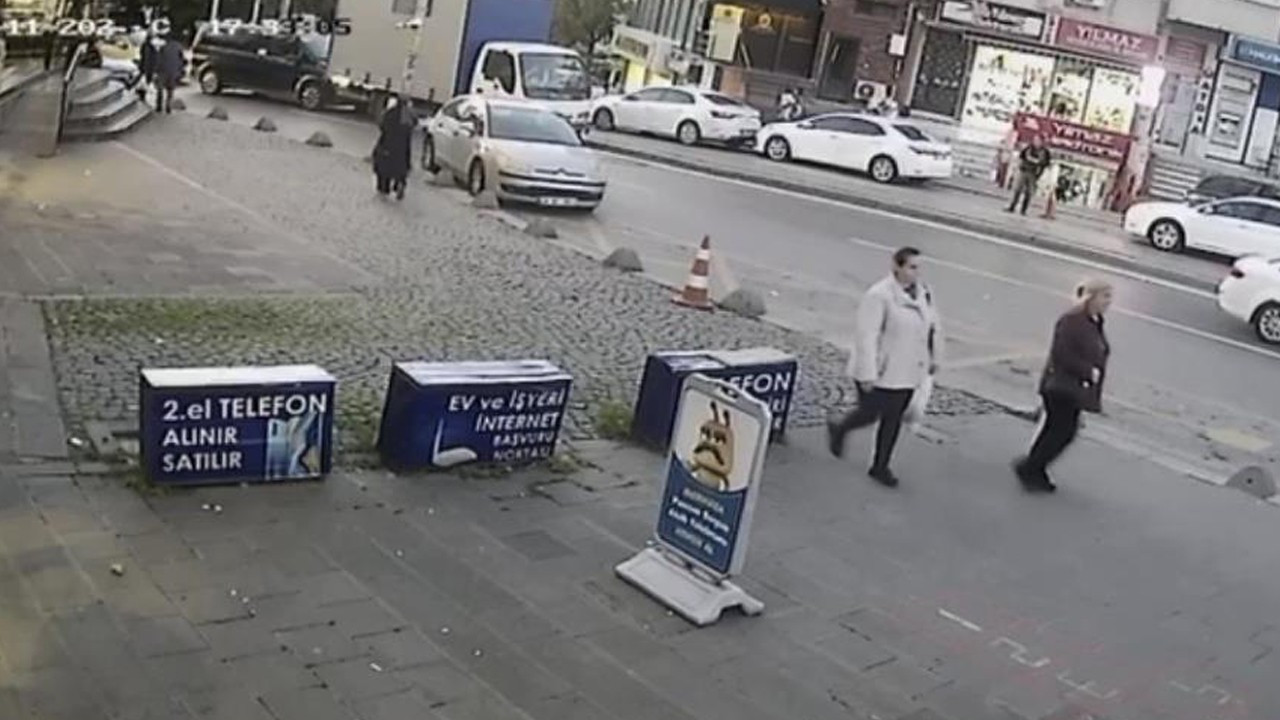 Ataşehir’de kamyonet durağa daldı: Kaza anı kamerada