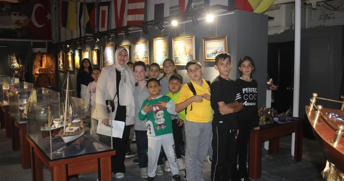 izmirli ogrenciler dil becerilerini gezerek pekistiriyor R1e1Zr7i.webp