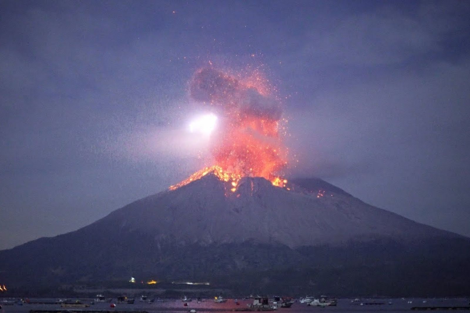Japonya Sakurajima Yanardağı patladı