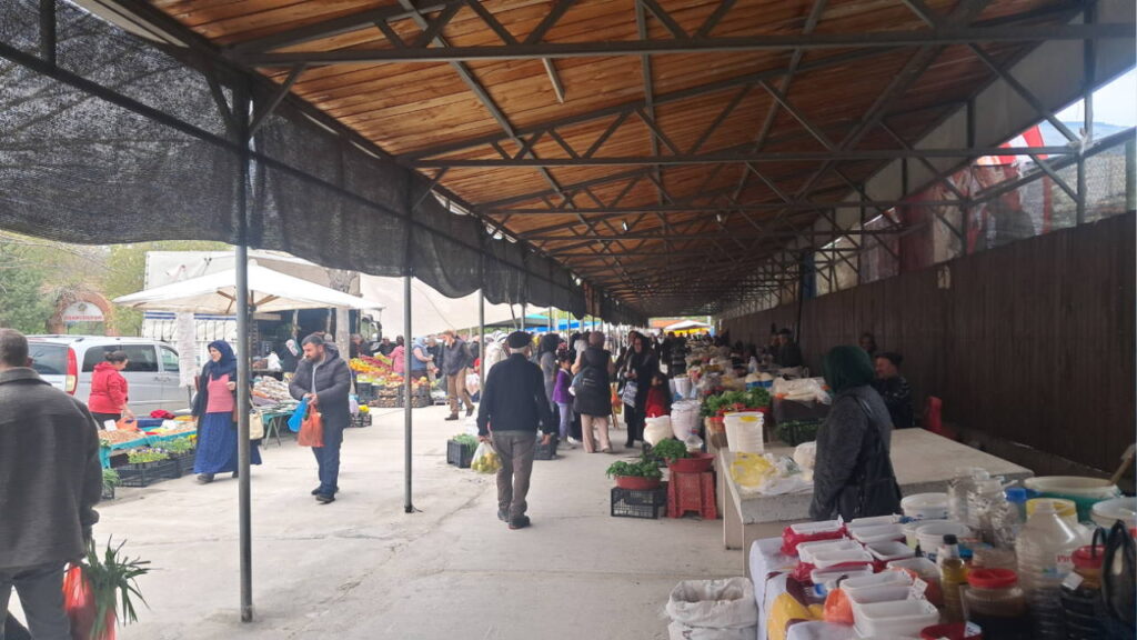 ardanuc-halk-pazarinda-yurttastan-hayat-pahaliligina-tepki-domatesin-kilosu-200-lira-olmus-ne-oluyor-PQYMSmGI