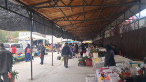 ardanuc-halk-pazarinda-yurttastan-hayat-pahaliligina-tepki-domatesin-kilosu-200-lira-olmus-ne-oluyor-PQYMSmGI