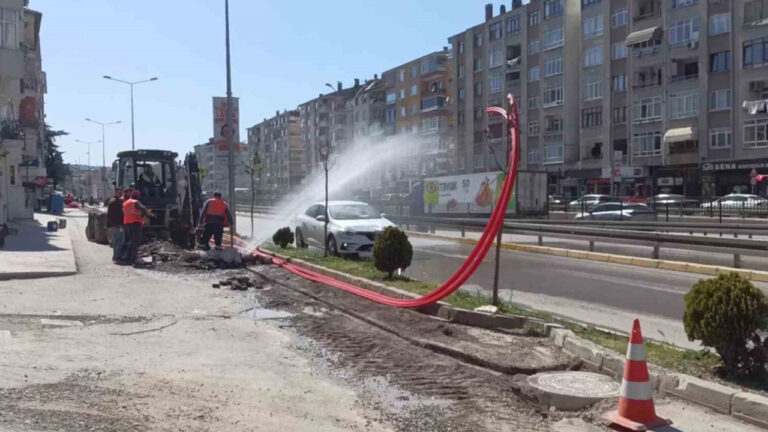 kocaelide-fiber-calismasi-kazayla-bitti-ana-su-borusu-patladi-ulasim-felc-oldu-6DRxAcTW