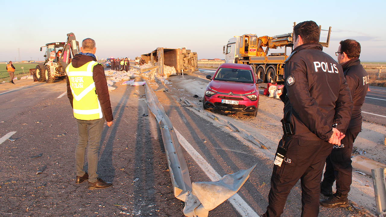 Aksaray’da Trafik Kazası: Yardıma Durdu, Başka Bir Araç Çarptı, 1 Kişi Hayatını Kaybetti