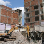 Yıkım Çalışmaları Sırasında Komşu Bina Hasar Gördü