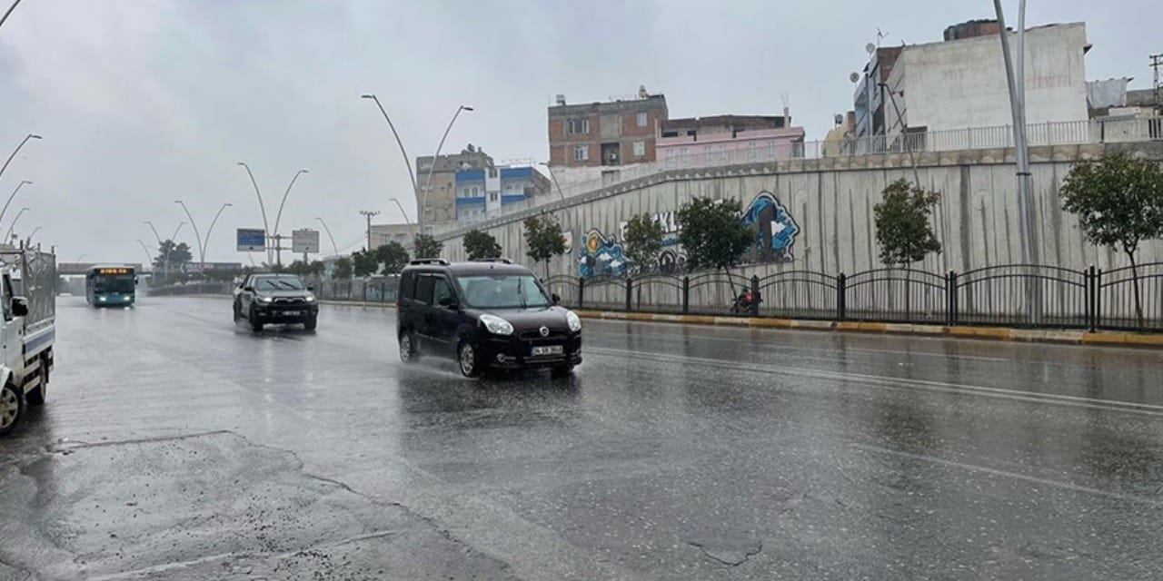 sanliurfada-dolu-ve-saganak-yollar-gole-dondu-SeSZXCQL