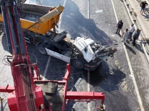 Cekmekoyde hafriyat kamyonu takla atti surucu agir yaralandi I819ZiOt