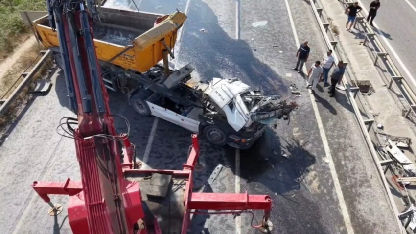 Cekmekoyde hafriyat kamyonu takla atti surucu agir yaralandi I819ZiOt