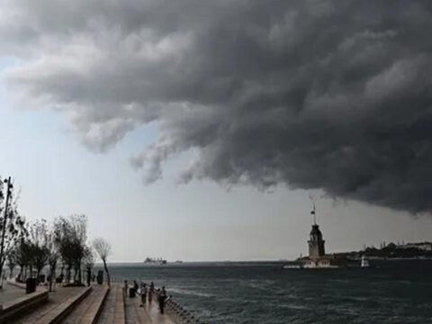 Gunlerdir beklenen oluyor istanbulda firtina etkili olmaya basladi TUNSLSpF