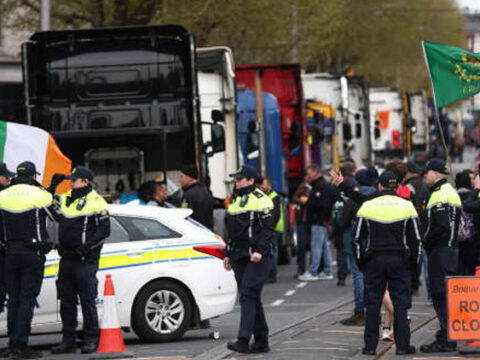 Kuzey irlandaya hedef alan bombali saldiri son anda onlendi Zz4ayQKg